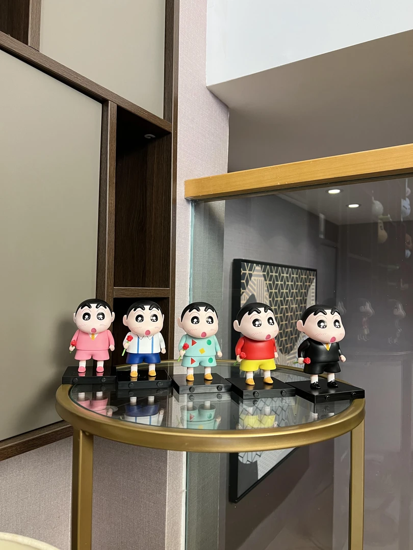 10CM小小新系列带底座手办（拿花套/比心雨衣套/炫彩雨衣套）