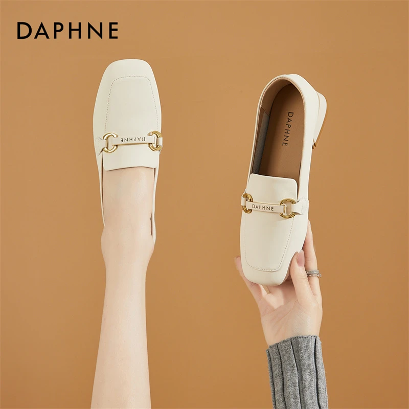 达芙妮白色软底浅口方头粗跟低跟单鞋女英伦风2023乐福鞋上班族