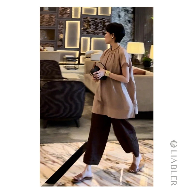 LIABLER/励【茶语】2024早春亚麻圆领褶皱侧开叉上衣 LSS24441J