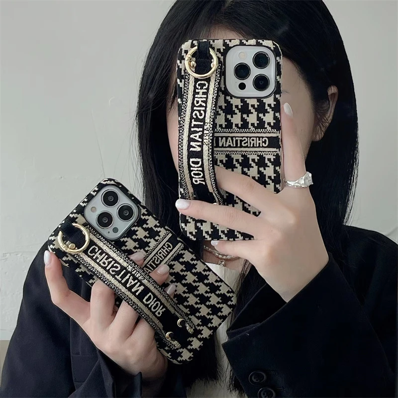 潮牌苹果12手机壳千鸟格iPhone14ProMax女款腕带11奢华13刺绣情侣