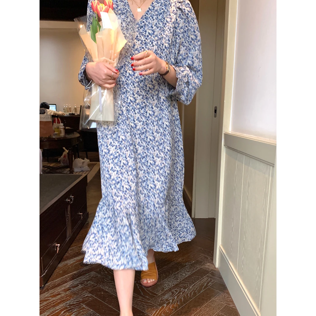 米花家 蓝色鱼尾碎花连衣裙女春季薄款显瘦法式长袖V领
