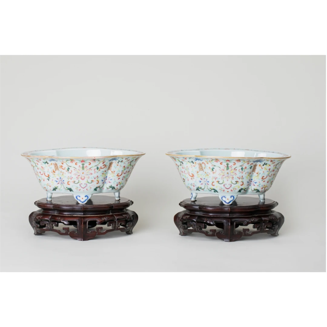 【古董】19、清晚期   粉彩缠枝莲海棠式盆（一对）