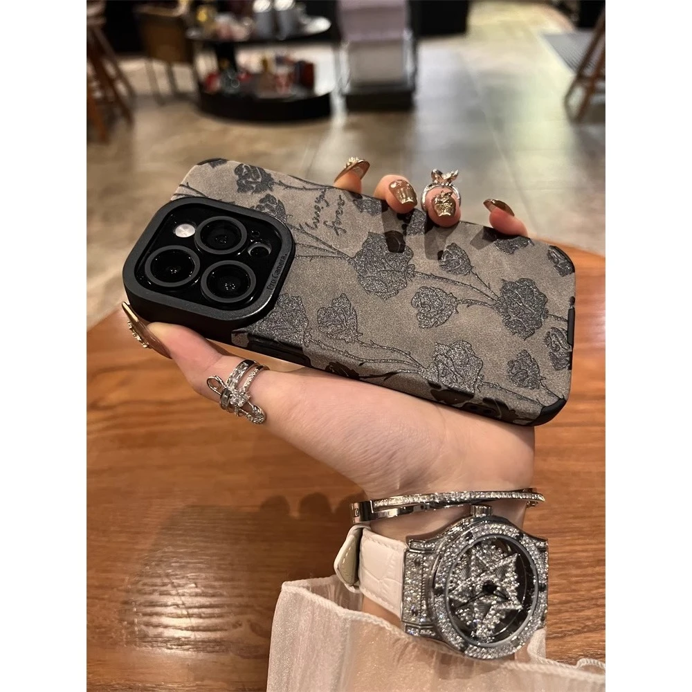灰底翻毛皮苹果15pro手机壳多朵黑玫瑰iphone14promax  16ProMax
