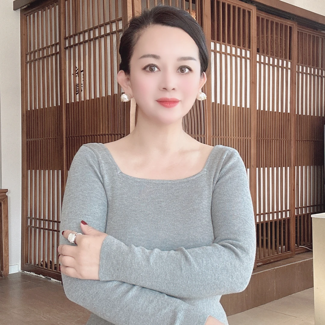 针织赫本法式风浪漫收腰显瘦大摆裙方领露锁骨过膝小黑裙连衣裙