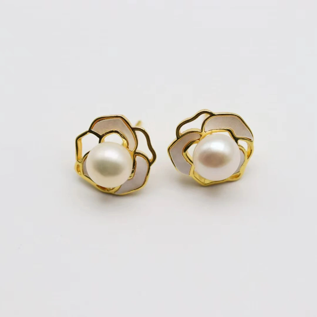 87  山茶椛白色珍珠耳钉