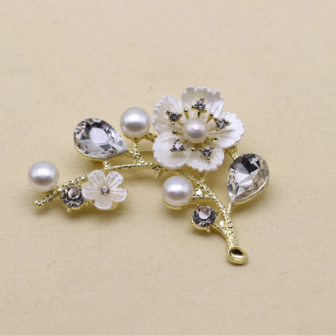 341  腊梅白色珍珠胸针