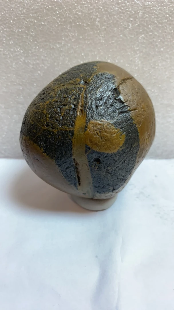 大湾石手把件，画面石财运石