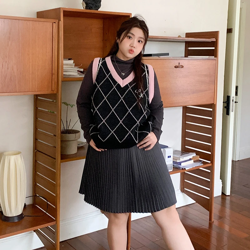 YUZI/鱼子【年货节礼遇季】秋冬黑粉撞色甜酷V领马甲大码显瘦款