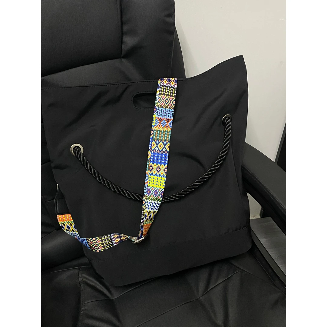 2025新款男女通用休闲运动斜挎健身包大容量宽肩带通勤单肩托特包