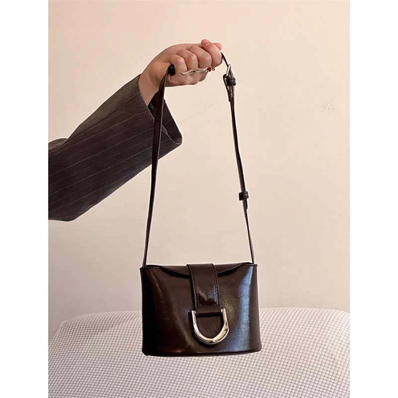 马蹄扣包包女2023秋冬新款小众单肩手机包迷你小包时尚百搭斜挎包