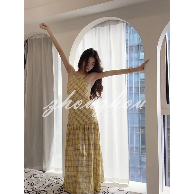周周 夏季法式辣妹修身显瘦格纹挂脖吊带连衣裙