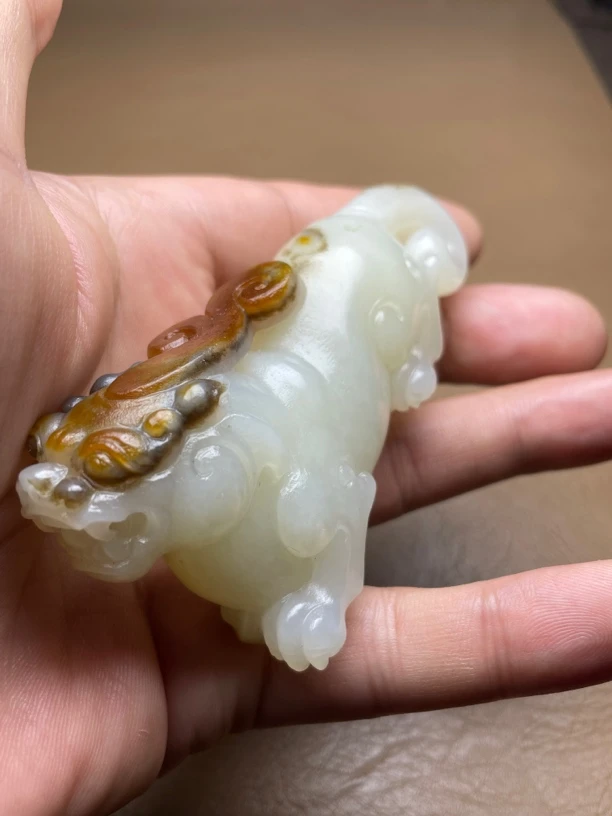 新疆和田玉貔貅俏色巧雕纯手工制作线条流畅极具收藏价值