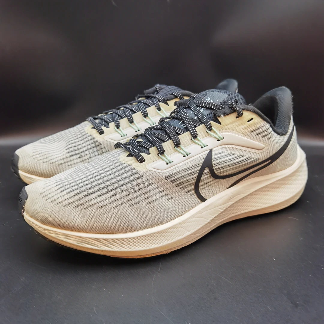 42码 Nike 飞马39灰白黑 二手低帮跑步鞋无原盒 鞋帮磨损 公价799