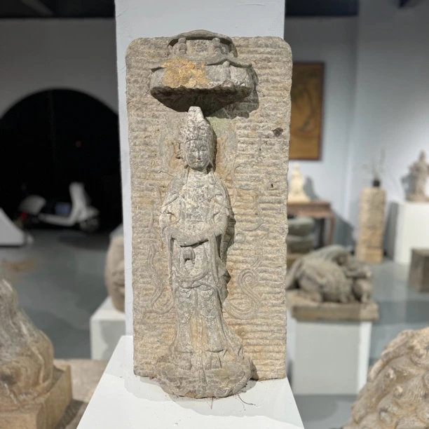 青石站佛菩萨老物件玄关