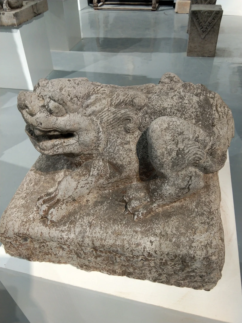 青石爬狮  案头摆放姿态霸气