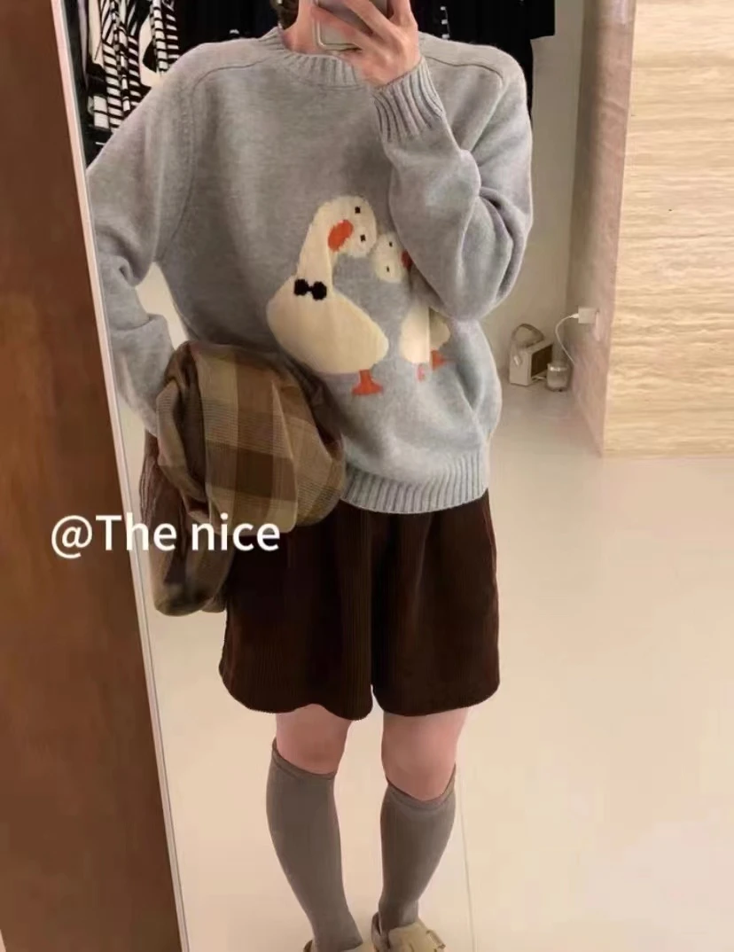 灰色圆领毛衣针织