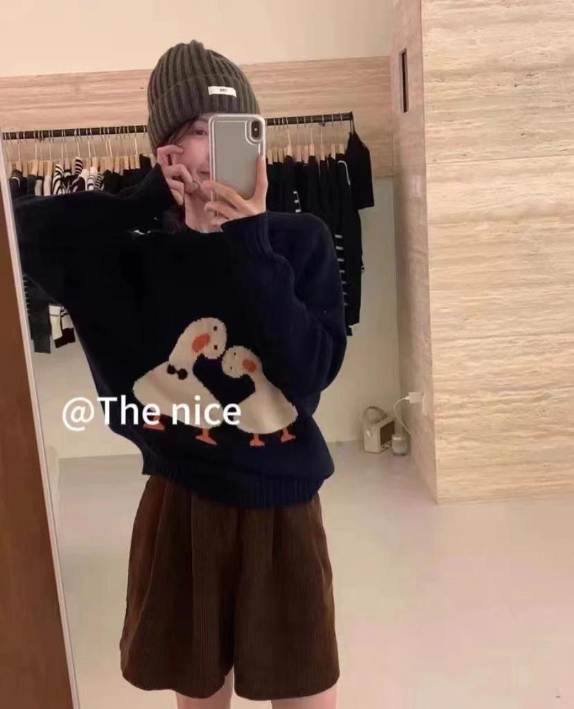 黑色圆领毛衣针织