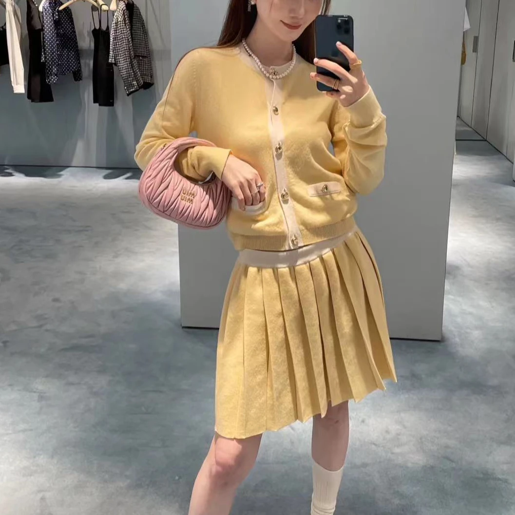 全新未使用 MIU MIU/缪缪 线条边饰单排扣圆领长袖针织衫/38码
