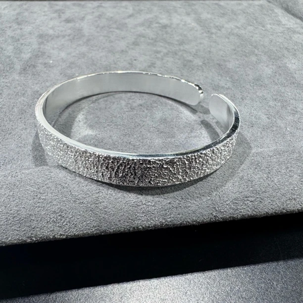 足银银制品 足银锤纹推吉言手镯/2200