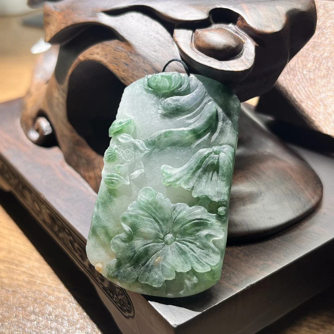 【黄生精品】天然缅甸翡翠飘绿花巧雕荷叶鱼毛货未抛光