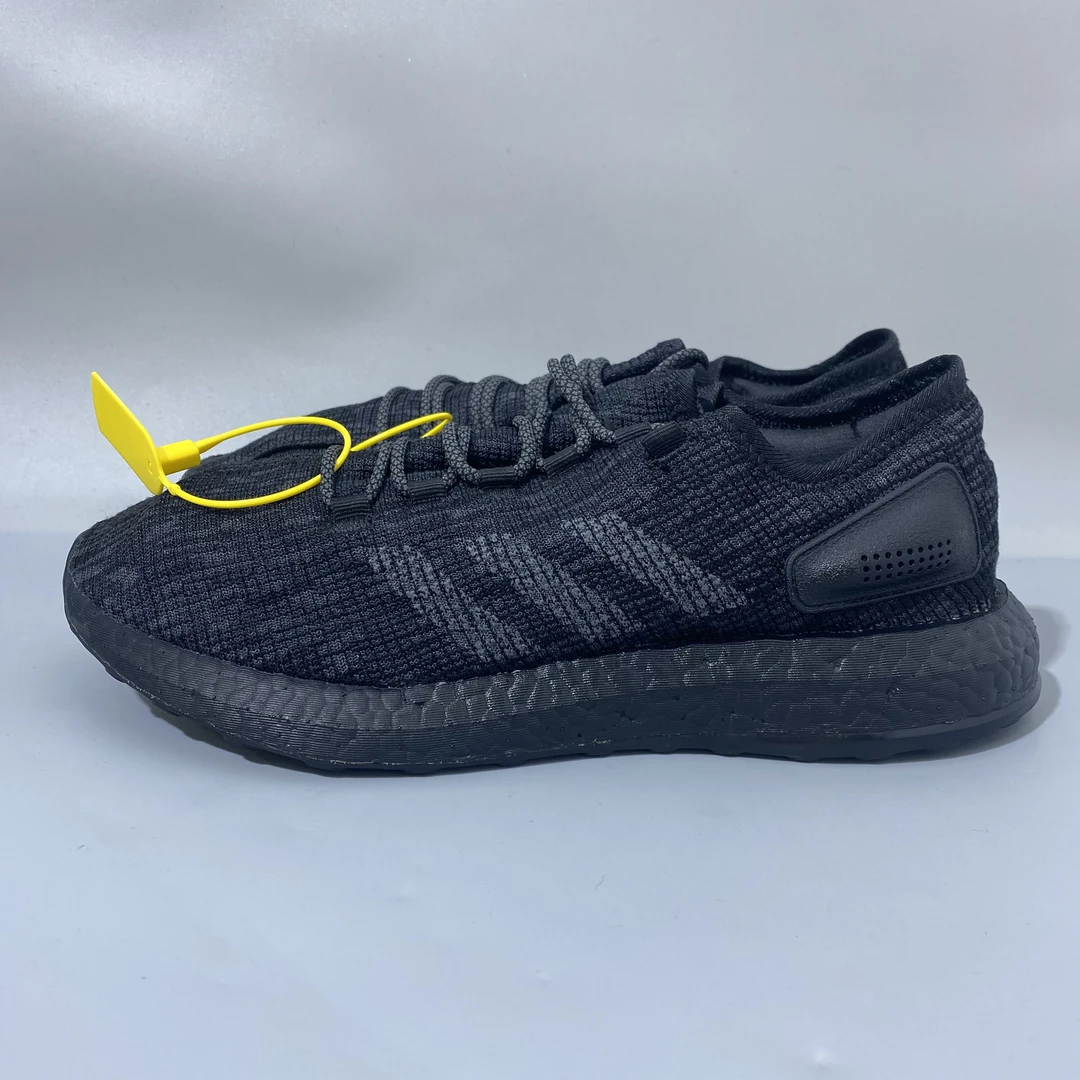 42码 阿迪达斯 Boost 2017 黑色 低帮跑鞋