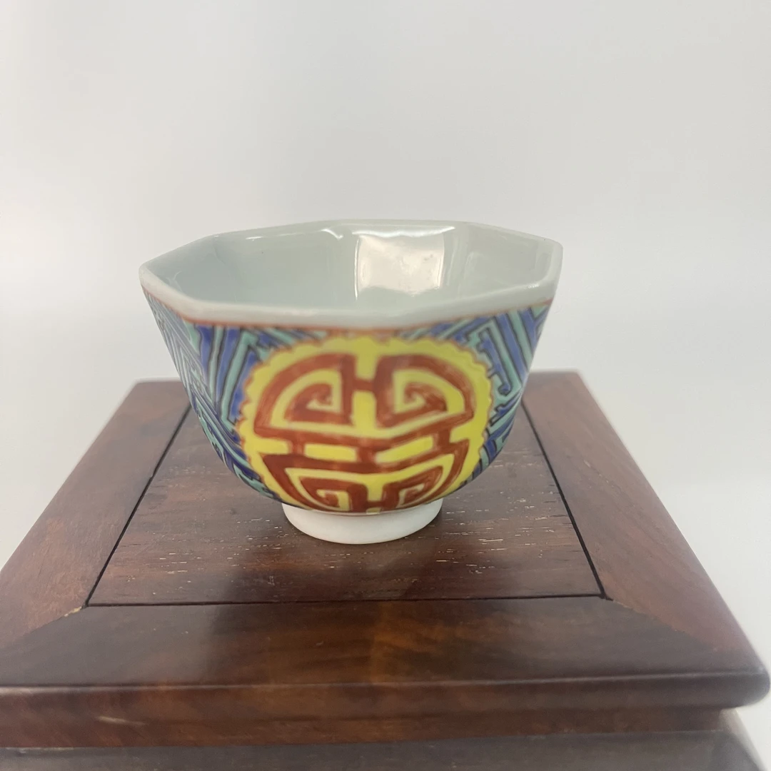 ★清晚期 粉彩锦地团寿纹八方杯