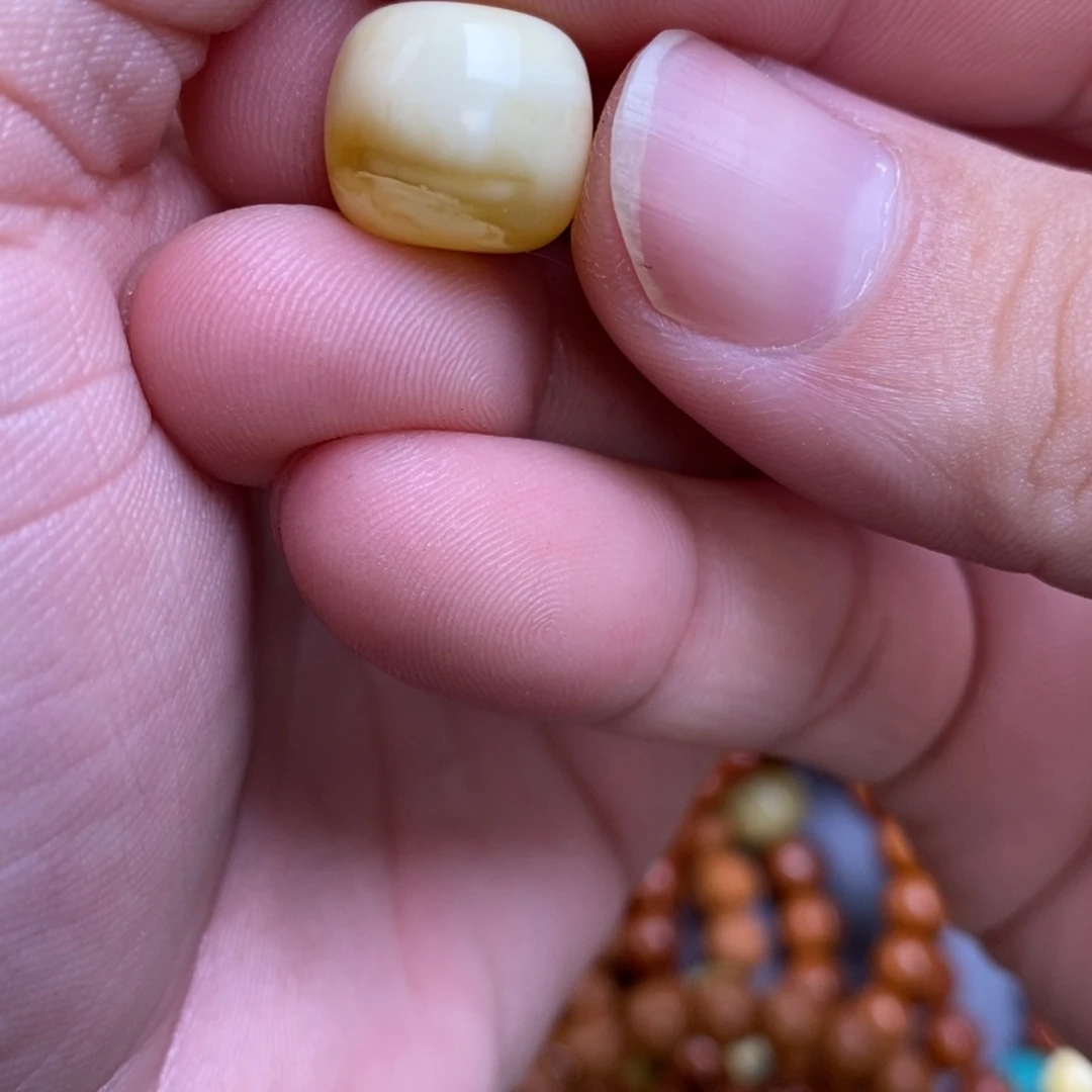 蜜蜡裸石未镶嵌艾**年