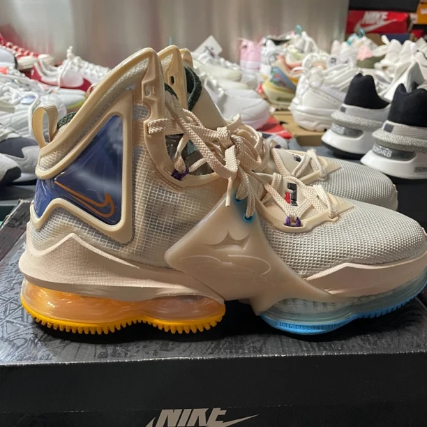 正品41码，Nike詹姆斯19中帮Air Zoom实战篮球鞋，轻微发黄，正价739