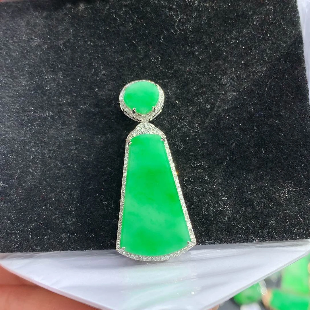 翡翠吊坠(赠链)18K金镶嵌