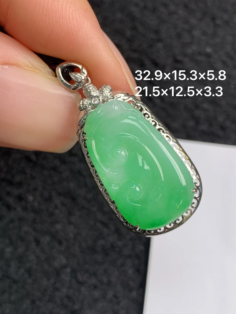 18K金镶嵌天然缅甸翡翠阳绿如意吊坠