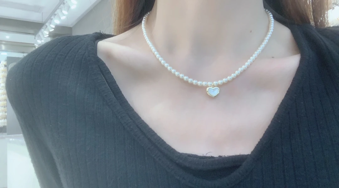 非金属项链 欧比自留巨美桃心毛衣链    珠子细节质感很好
