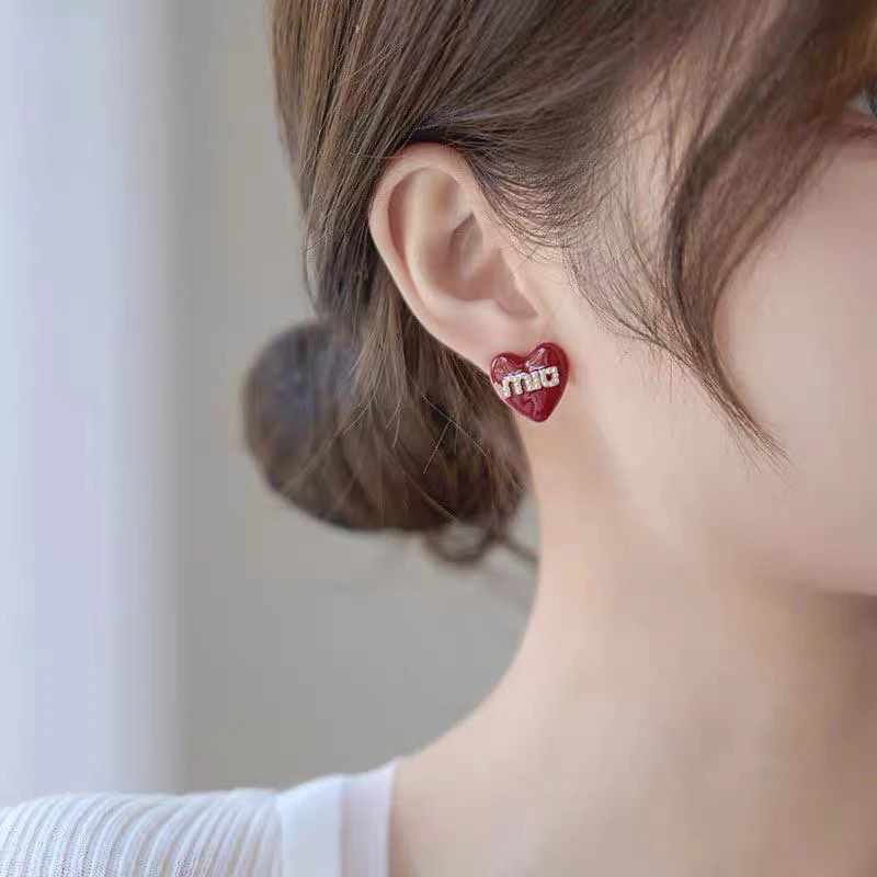 铜合金硅胶耳饰 2023爆款酒红爱心耳钉女小众设计感时尚百搭耳环