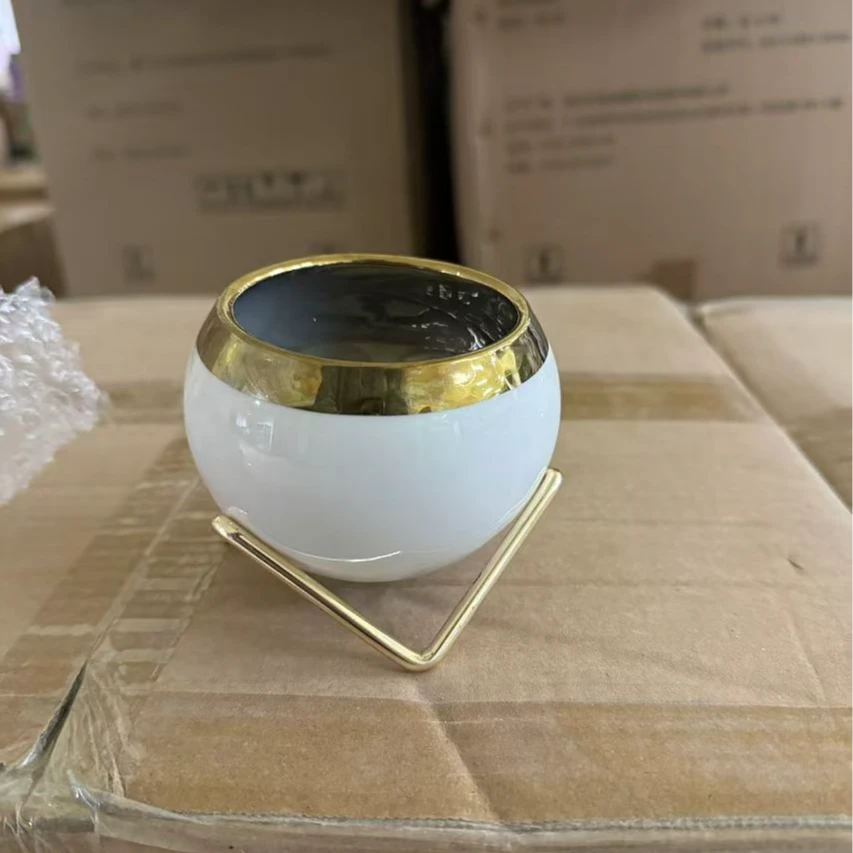 99新  陶瓷小花盆，配有一个支架