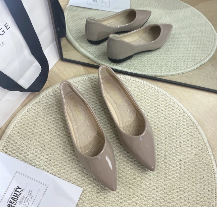 尖头单鞋女平底2024新款春秋一脚蹬小香风奶奶鞋法式大码女鞋