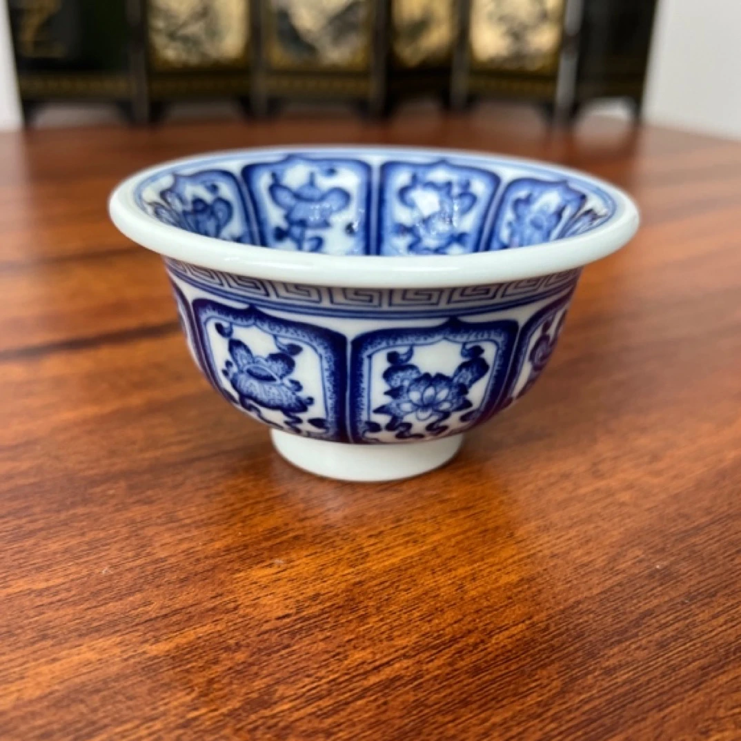 景德镇手绘陶瓷青花八宝压手杯