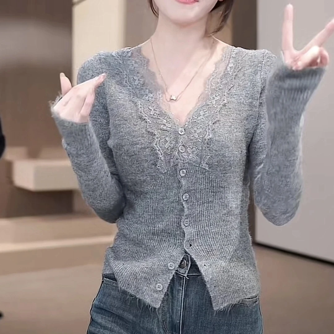 灰色v领蕾丝拼接毛针织开衫女秋冬高级感气质收腰慵懒风短款上衣