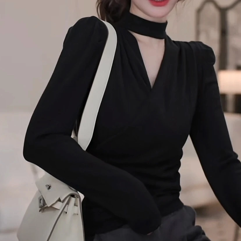 秋冬2025新款挂脖V领小众别致设计感洋气交叉黑色加绒打底衫上衣