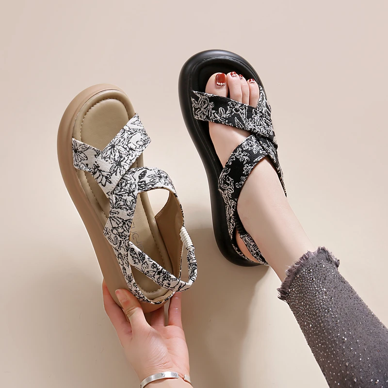 平底刺绣凉鞋女夏季2024新款厚底轻便软底配裙子罗马沙滩鞋女款