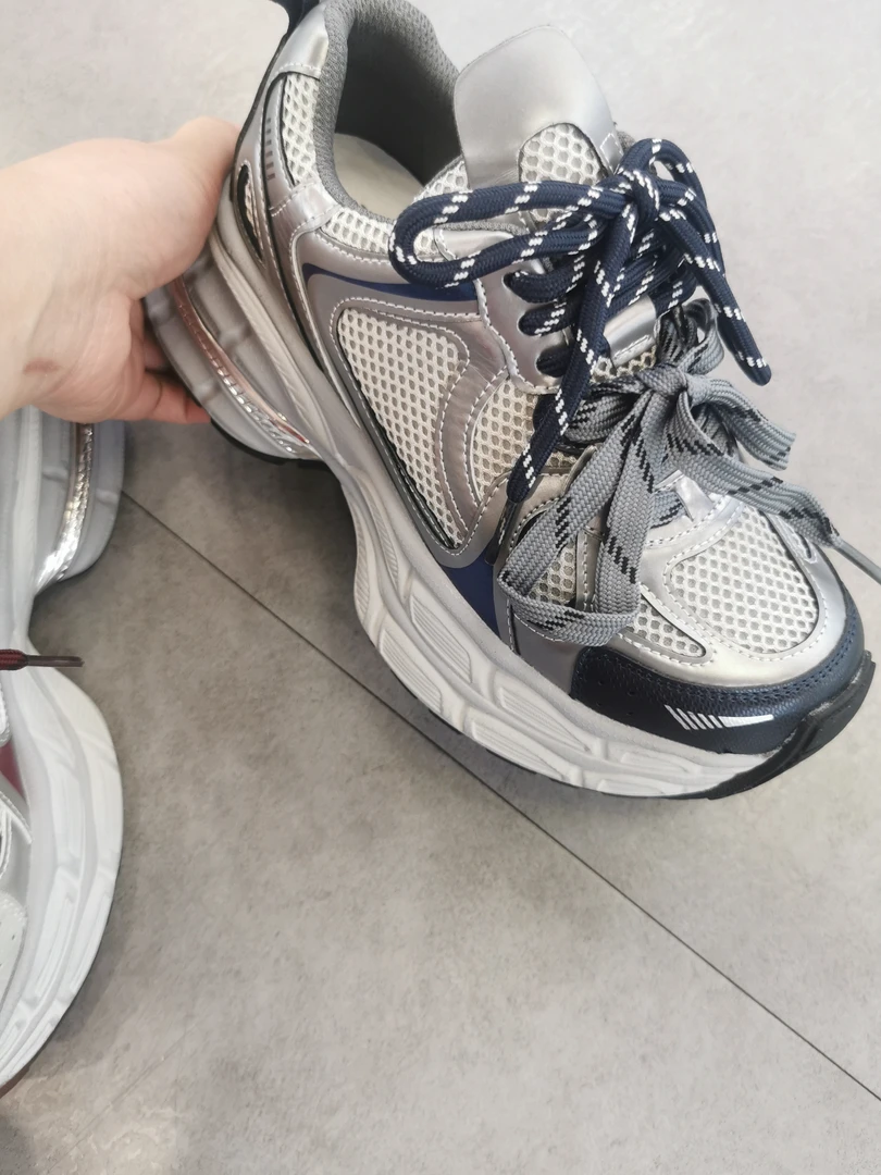 厚底双带的老爹鞋