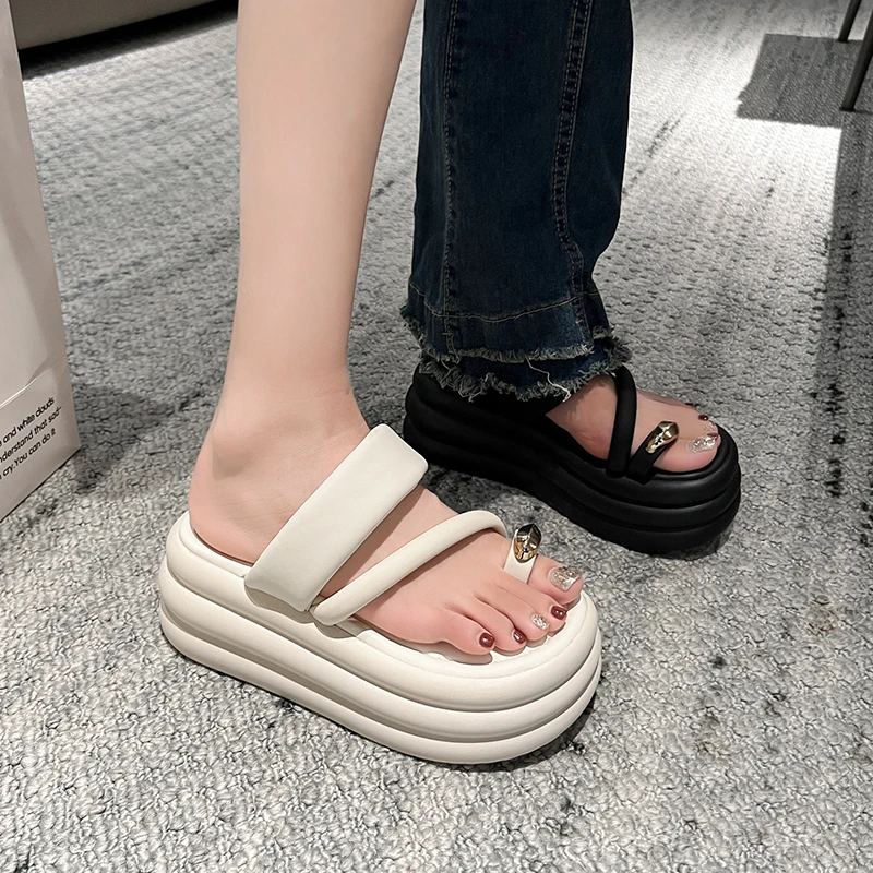 厚底松糕套趾拖鞋女夏新款外穿高级感露趾小个子增高跟沙滩凉拖鞋