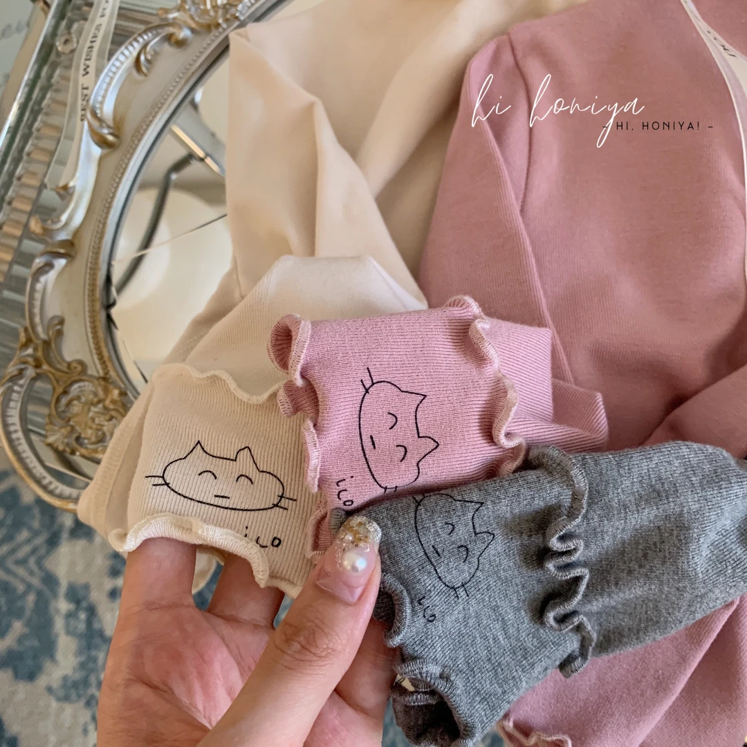 现【舒舒服服】Hihoniya~2023秋冬新品小猫纯色木耳边打底韩版童装
