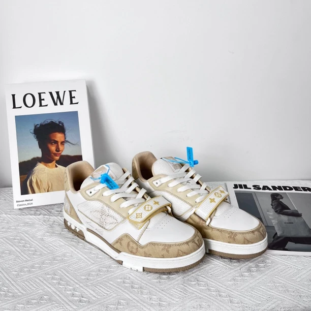 99新 LV TRAINER 卡其魔术贴 原盒 42.5 公价10400 HZ5745