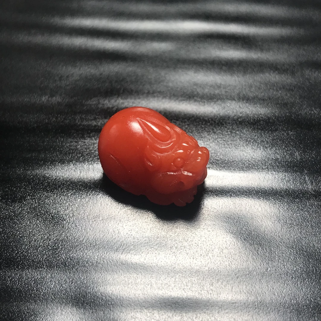保山南红雕刻貔貅吊坠满色满肉颜色红润，尺寸15.8/10.4毫米重2.4