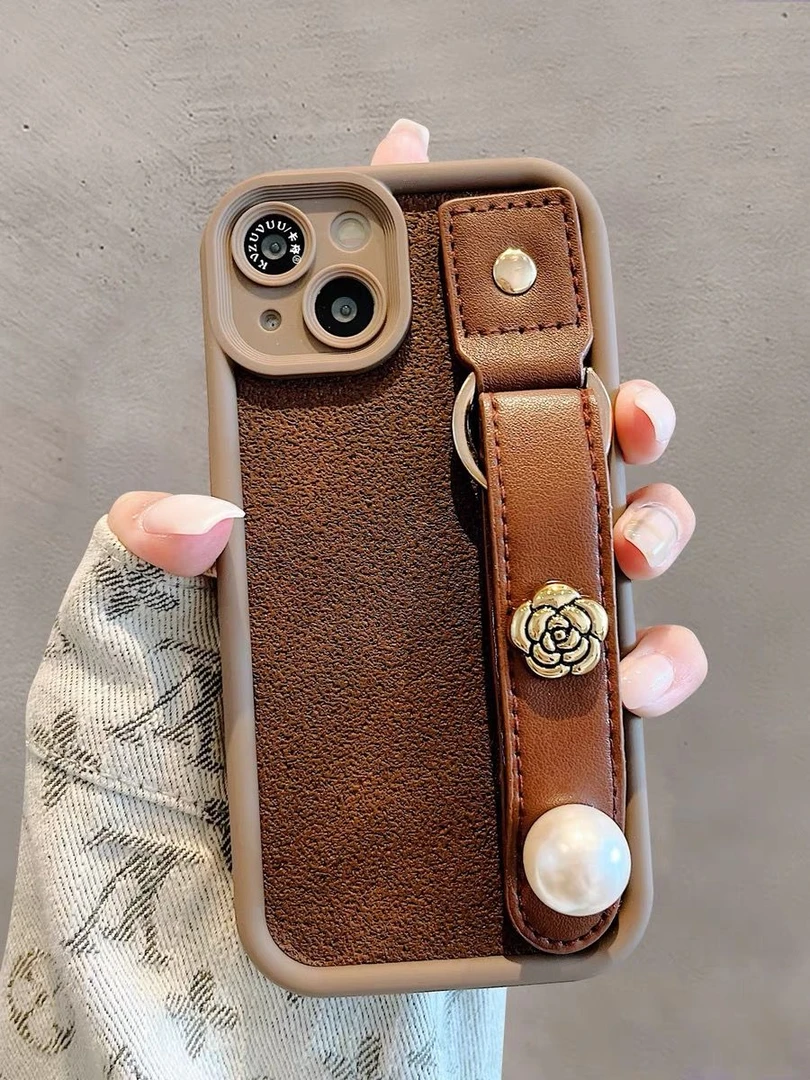 棕色山茶花腕带适用iPhone13promax苹果15手机壳11秋冬14pro软12