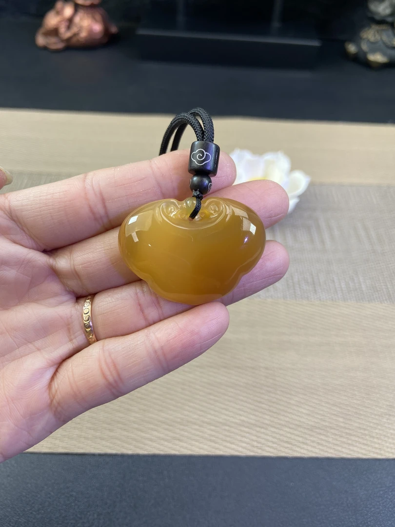巴西玛瑙 香槟色 美拉德色 如意吊坠 手工雕刻 加手编挂链一条