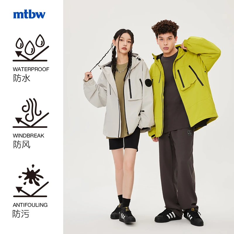 美特斯邦威夹克男女同款户外运动工装雅丹风登山服防风外套736297