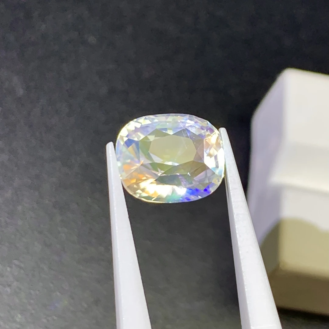 4.32克拉彩色月光石裸石延平，艳丽满火彩干净通透8.9*10.8毫米