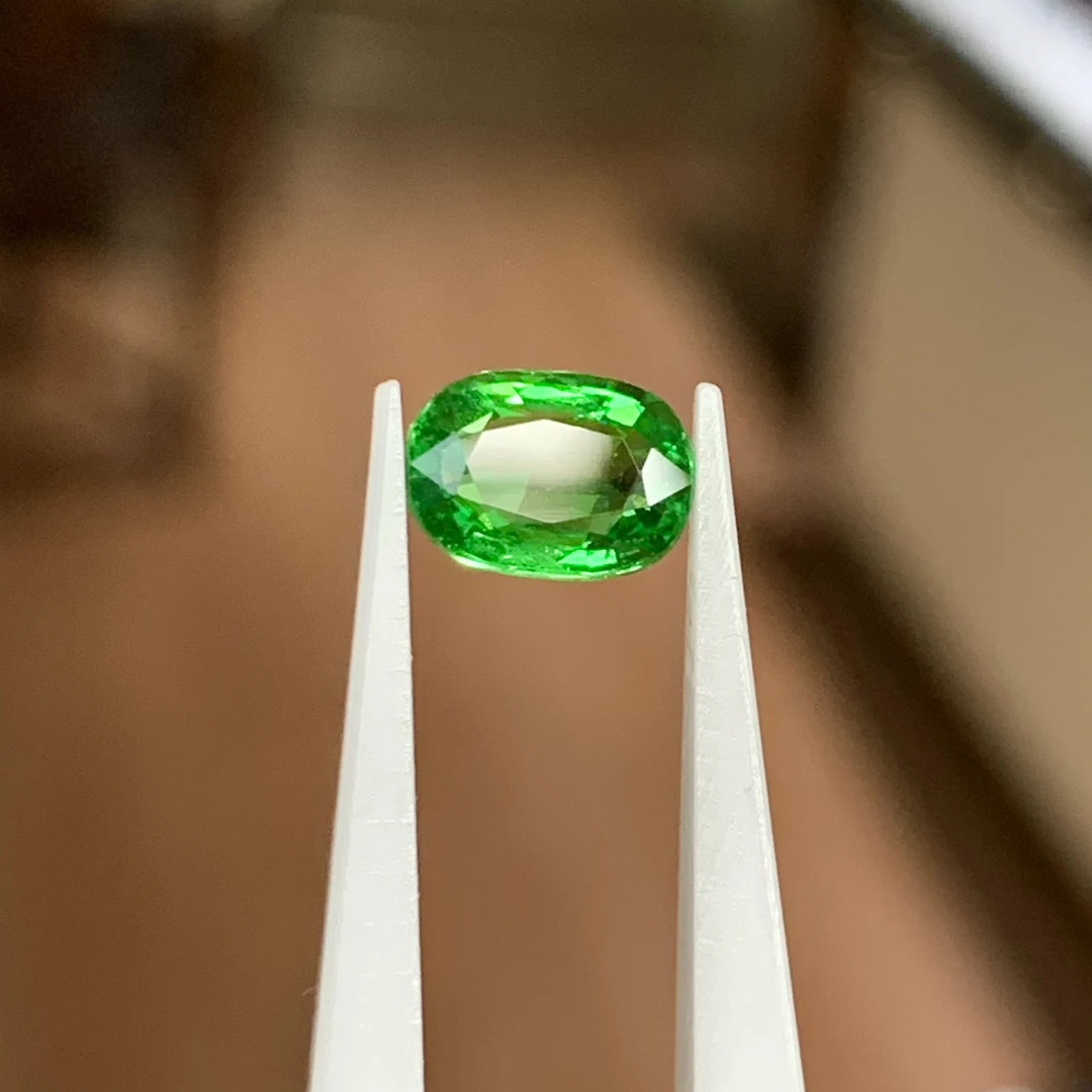 1.01克拉天然沙弗莱裸石翠绿色晶体干净通透5*7毫米