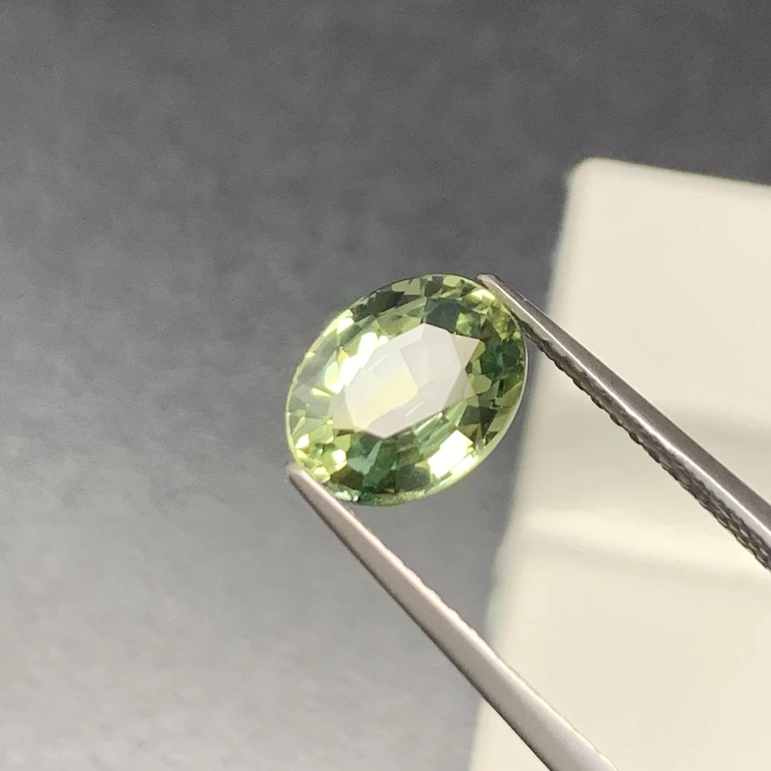 1.84克拉天然绿色蓝宝石裸石晶体通透干净满火6.7*8.4毫米彩色