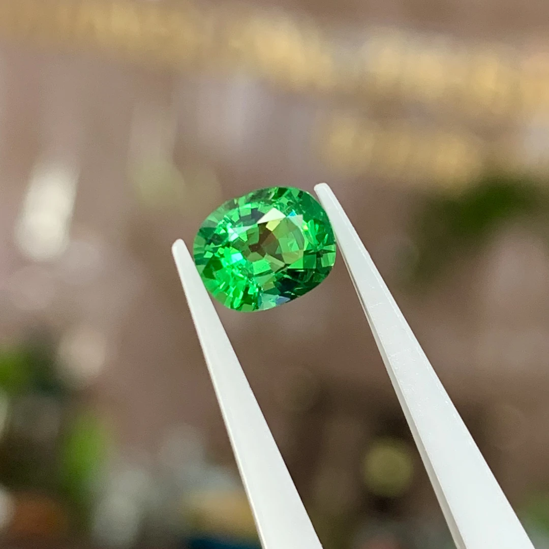 1.1克拉天然沙弗莱裸石翠绿色满火晶体干净通透5.5*6.2毫米